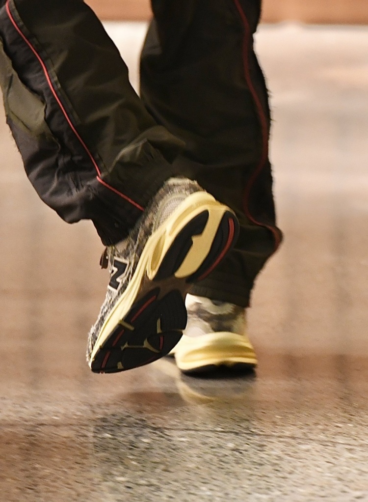 v站体育-上新！库里今日入场穿Joe Freshgoods x New Balance 2010 款球鞋