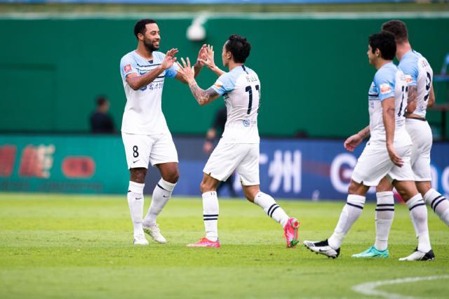 v体育-广州城终结不胜范加斯特却不满防守：应学会更稳定